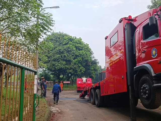 Mobil robot pemadam sudah ditarik keluar dari TKP ledakan di Gudang Amunisi Jaya, Minggu (31/3). Foto: Hedi/kumparan