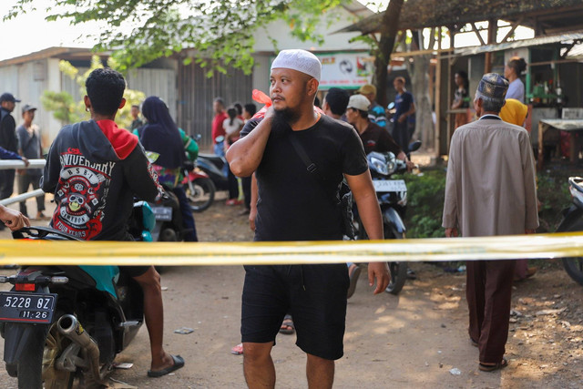Sejumlah warga dari Kampung Parung Pinang membawa barang bawaan untuk diungsikan sementara karena lokasi mereka berdekatan dengan lokasi kebakaran Gudang Amunisi Daerah, Ciangsana, Bogor, Jawa Barat, Minggu (31/3). Foto: Iqbal Firdaus/kumparan