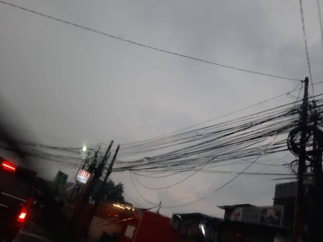 Kabel Listrik, Telepon dan internet yang semrawut, Dok. Pribadi