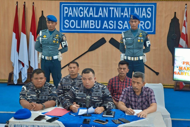 Konferensi pers kasus casis tewas dibunuh personel TNI AL di Pangkalan TNI AL Nias, Minggu (31/3/2024) Foto: Dok. Pangkalan TNI AL NIAS