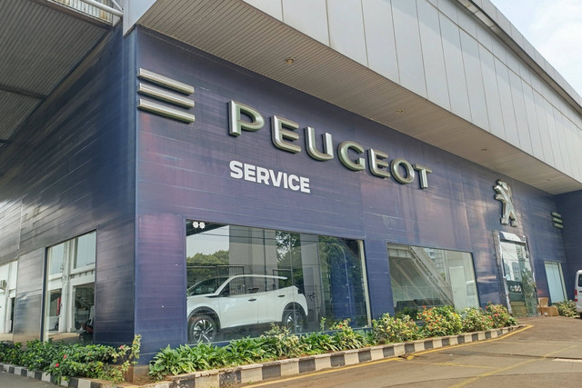 Suasana bengkel mobil Peugeot di Cilandak, Jakarta Selatan, Minggu (31/3/2024). Foto: Fitra Andrianto/kumparan