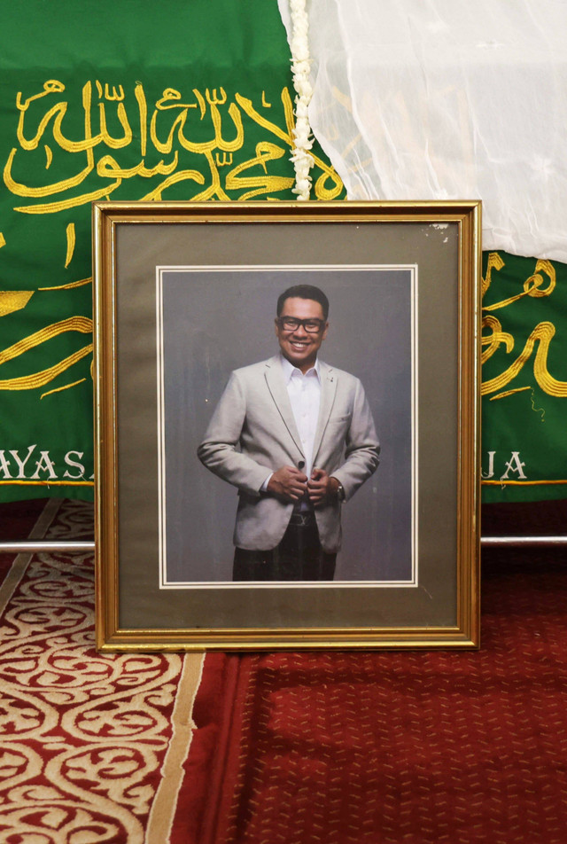 Foto Hilbram Dunar bersama keranda di Masjid Raya Bintaro Jaya, Tangerang Selatan, Minggu, (31/3/2024) Foto: Agus Apriyanto