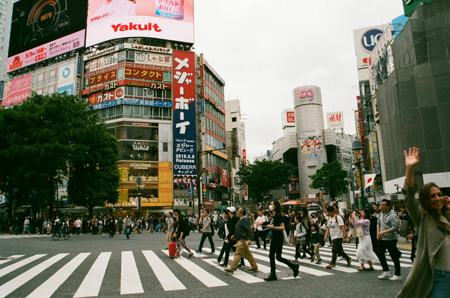 Foto oleh vitalina, https://www.pexels.com/photo/people-crossing-a-street-3800103/