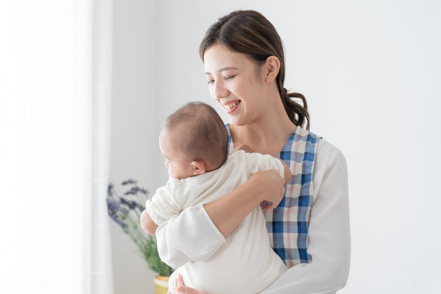 Ilustrasi bayi dan babysitter. Foto: polkadot_photo/Shutterstock