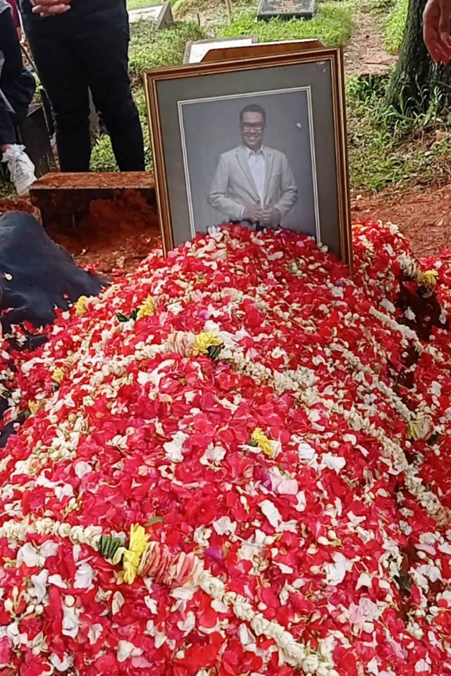 Proses pemakaman Jenazah presenter Hilbram Dunar berlangsung haru dan diiringi isak tangis keluarga di TPU Tanah Kusir, Jakarta Selatan, Minggu (31/3). Foto: Vincentius Mario/kumparan