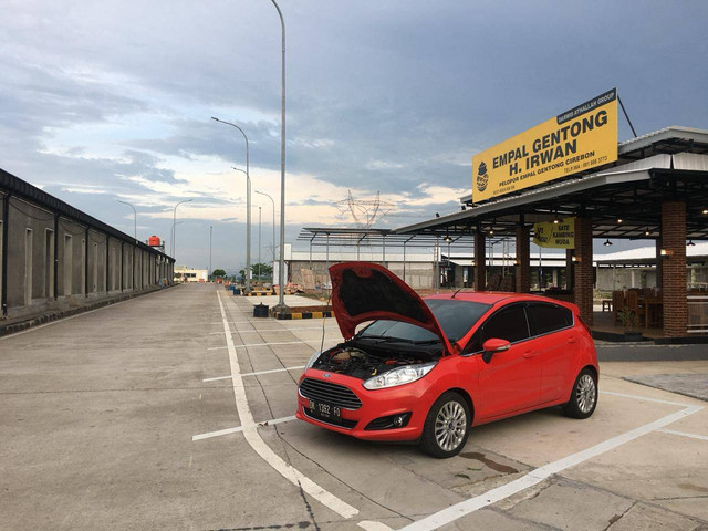Ilustrasi membuka kap mesin mobil di rest area. Foto: Sena Pratama/kumparan