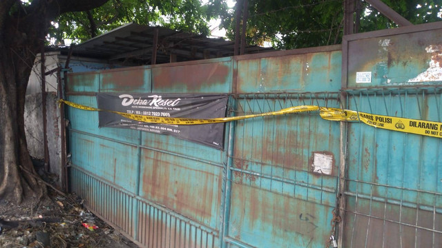 Showroom Deka Reset Bekasi telah dipasang garis polisi usai diduga melakukan penipuan. Foto: kumparan