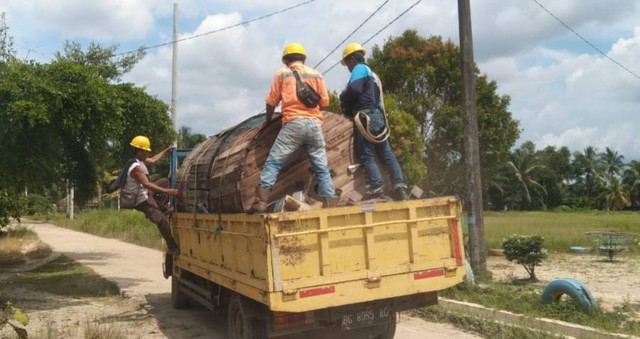 Pemasangan jaringan listri PLN ke sejumlah desa di Muba. (ist)
