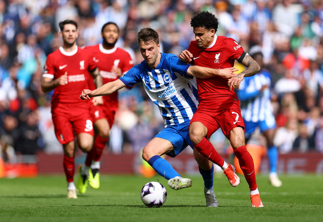 Duel Joel Veltman dan Luis Diaz saat laga Liverpool vs Brighton and Hove Albion dalam lanjutan Liga Inggris 2023/24 di Stadion Anfield pada Minggu (31/3/2024) malam WIB. Foto: REUTERS/Molly Darlington