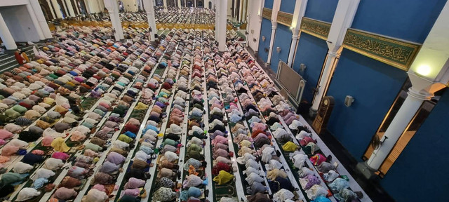 Jemaah Masjid Al Akbar Surabaya saat menunaikan salat Tahajud, Senin (1/4) dini hari. Foto: Humas MAS