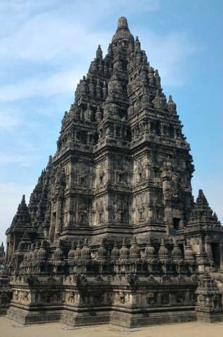Candi Prambanan ( Sumber .Dokumen Pribadi) 
