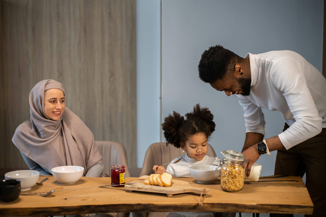 Kata-kata buka puasa lucu dapat diucapkan untuk memperhangat suasan buka puasa bersama kerabat maupun orang terdekat. Foto: Pexels.com