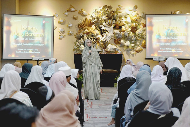 Ustazah Oki Setiana Dewi, saat mengisi kajian di Surabaya. Foto: Masruroh/Basra