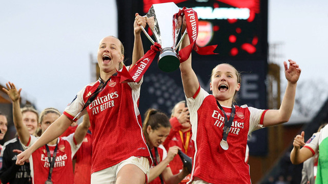 Tim Arsenal Wanita merayakan kemenangan mereka setelah pertandingan sepak bola final Piala Liga Wanita Inggris antara Arsenal dan Chelsea di Molineux di Wolverhampton, Inggris tengah (31/3/2024) Foto: ADRIAN DENNIS / AFP