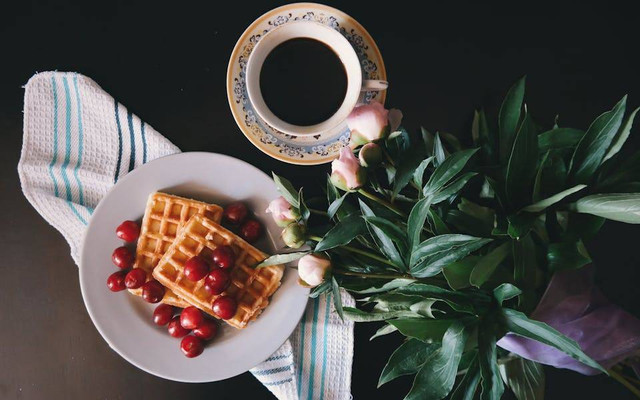 Ilustrasi tradisi tea time inggris. Sumber: Brigitte Tohm/pexels.com