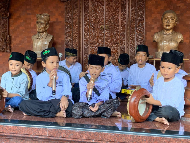 Penampilan hadrah dari TPQ Al Amri, Denpasar, Bali - IST