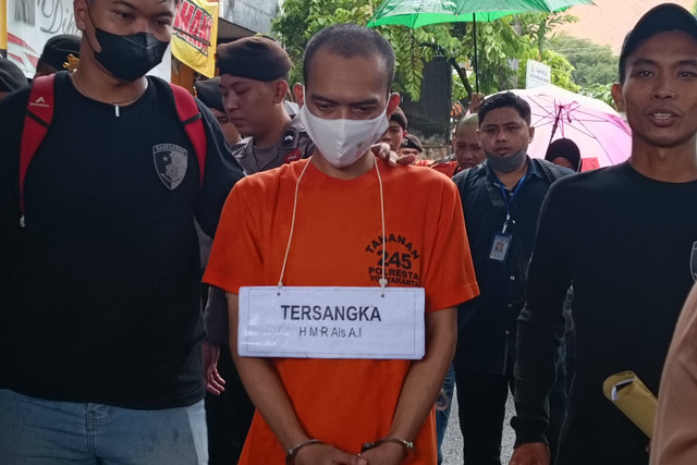 Polresta Yogyakarta menggelar rekonstruksi kasus pembunuhan Henry Mohammad Ramadan (HMR) alias Asep (30) kepada FD (23) di kos milik Henry di Kotabaru, Gondokusuman, Kota Yogyakarta, Senin (1/4/2024) Foto: Arfiansyah Panji Purnandaru/kumparan