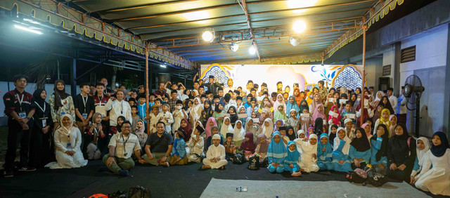 Kasdan Bali - Peserta Kasih Ramadan (Kasdan) ke-13 foto bersama usai buka puasa bersama di area Musala Al Bayan TVRI Denpasar, Sabtu (30/3). Kasdan kali ini menghadirkan 150 anak yatim, piatu dan duafa untuk mendapatkan santunan dan paket sembako.