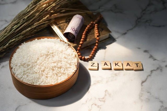 Ilustrasi membayar zakat dengan beras. Foto: Shutterstock