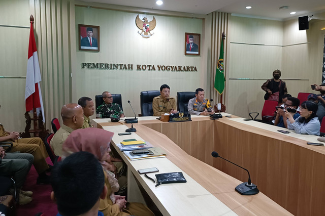 Pj Wali Kota Singgih Raharjo bersama Kapolresta Yogyakarta dan Dandim Yogyakarta di Kantor Wali Kota Yogya, Senin (1/4). Foto: Alfiansyah Panji/kumparan