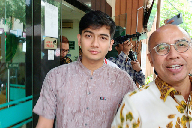 Teuku Ryan Usai Hadiri Sidang Cerai di Pengadilan Agama Jakarta Selatan, Senin (1/4/2024) Foto: Aprilandika Pratama/kumparan