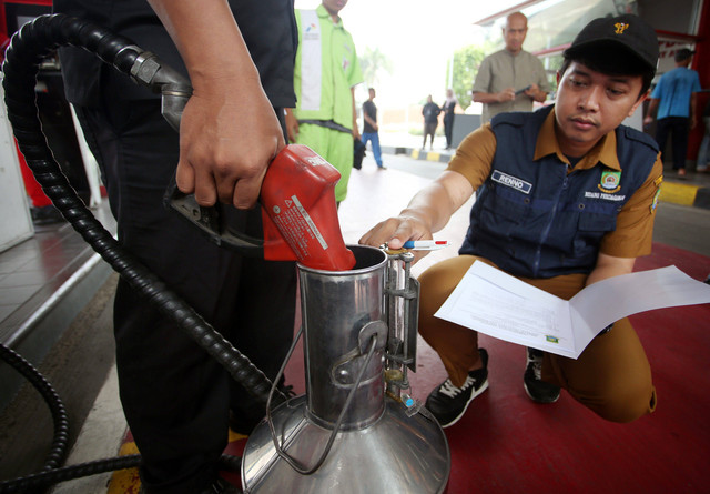 Petugas Dinas Perindustrian Perdagangan Koperasi dan UKM (Perindagkopukm) Kota Tangerang melakukan ukur ulang isi bahan bakar minyak (BBM) di SPBU 34-15137 Rest Area Tol Tangerang - Jakarta, Tangerang, Banten, Senin (1/4/2024). Foto: Muhammad Iqbal/ANTARA FOTO
