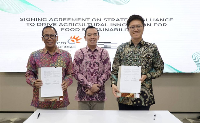 EVP Digital Business and Technology Telkom, Komang Budi Aryasa (kiri), Direktur Digital Business Telkom, Muhamad Fajrin Rasyid (tengah), dan Direktur dan Presiden Scala Jepang, Norikatsu Nagino (kanan), saat penandatanganan kerja sama di Jakarta, Senin (1/4). Foto: dok. Telkom