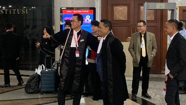Momen Kuasa Hukum Pihak Terkait Prabowo-Gibran, Hotman Paris dan Kuasa Hukum Pemohon 01, Refly Harun bergurau usai sidang lanjutan pemeriksaan keterangan saksi dan ahli Pemohon 1 di MK, Jakarta, Senin (1/4/2024). Foto: Luthfi Humam/kumparan