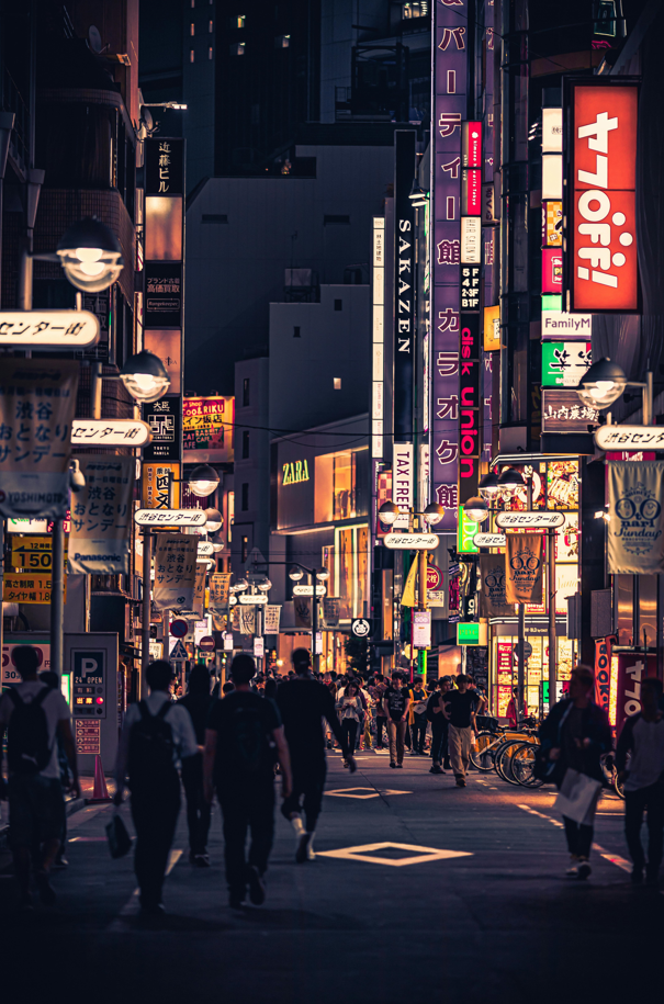 Source : Aleksandar Pasaric (https://www.pexels.com/id-id/foto/orang-yang-berjalan-di-jalan-antar-gedung-2385210/)