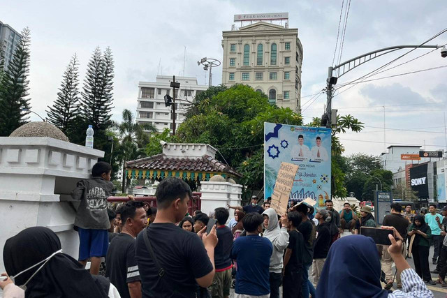 Masyarakat Jalan Asoka menggelar aksi unjuk rasa di depan Balai Kota Medan, Senin (1/4/2024). Foto: Tri Vosa/kumparan