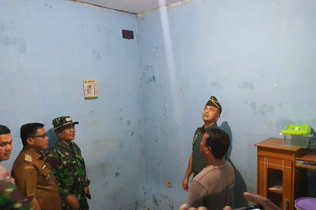 Atap rumah yang ambruk akibat ledakan Gudmurah Kodam Jaya diperbaiki Kodim 0507 / Bekasi Foto: Dok. Istimewa