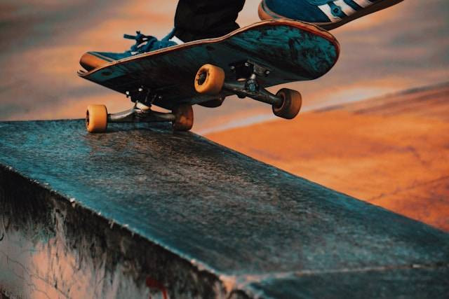Ilustrasi Teknik Dasar Mengendarai Skateboard untuk Pemula. Foto: dok. Unsplash/shawn henry