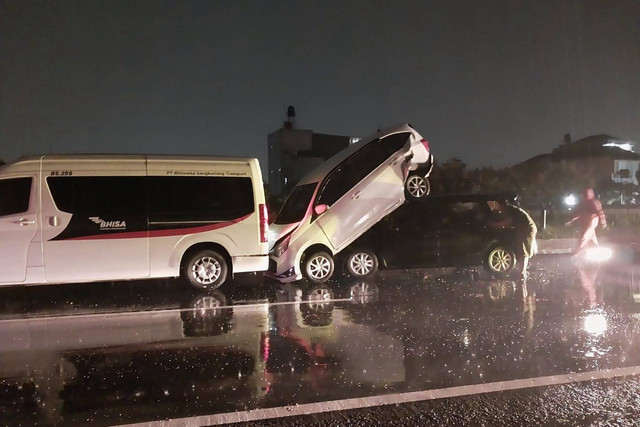 Kecelakaan beruntun di Tol Purbaleunyi KM 146 arah Jakarta, Kabupaten Bandung. Foto: Dok. Istimewa