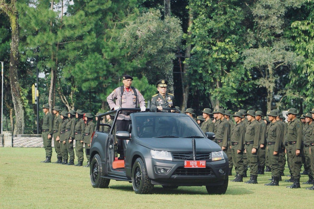 Sekjen Kementerian LHK Bambang Hendroyono saat upacara penutupan diklat pembentukan reguler Polhut 2024, Senin (1/4/2024). Foto: Lemdiklat Polri