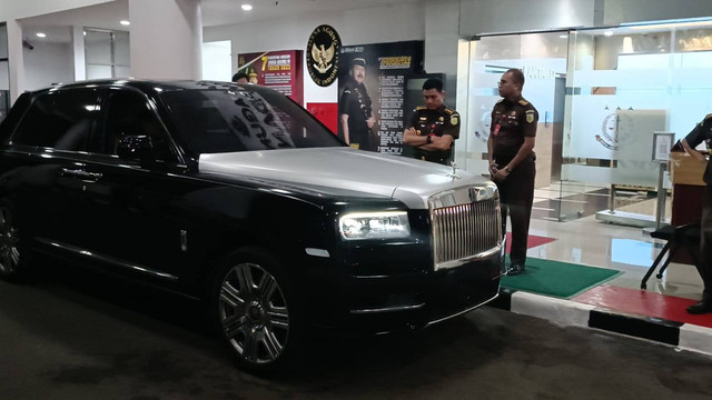 Mobil Rolls-Royce diduga milik Harvey Moeis dibawa ke Kantor Kejagung RI, Senin (1/4/2024). Foto: Thomas Bosco/kumparan