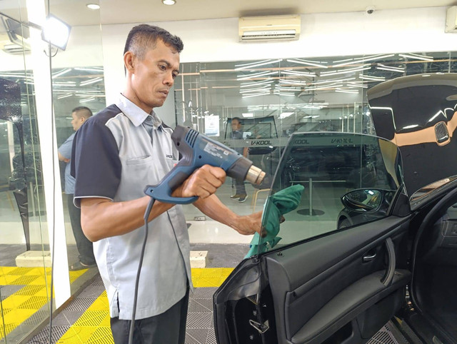 Ilustrasi pemasangan kaca film V-Kool. Foto: Fitra Andrianto/kumparan