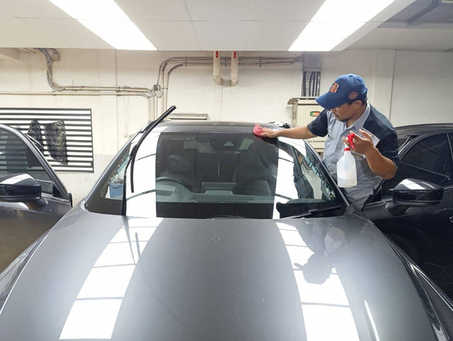 Ilustrasi pemasangan kaca film V-Kool. Foto: Fitra Andrianto/kumparan