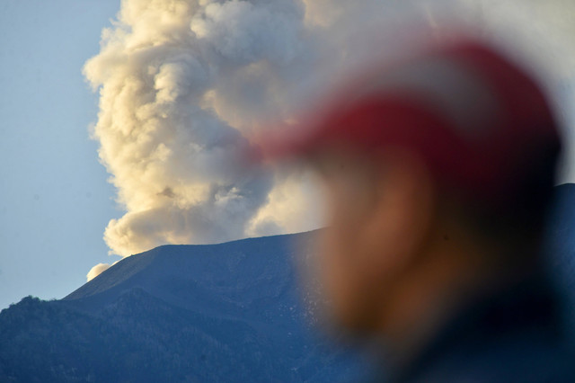 Warga melihat Gunung Marapi mengeluarkan abu vulkanik di Tabek Gadang, Nagari Bukik Batabuah, Agam, Sumatera Barat, Selasa (2/4/2024). Foto: Iggoy el Fitra/Antara Foto