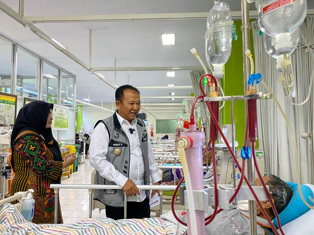 Bupati Jember Hendy Siswanto menjenguk pasien gagal ginjal yang sedang melakukan cuci darah. Foto: Dok. Istimewa