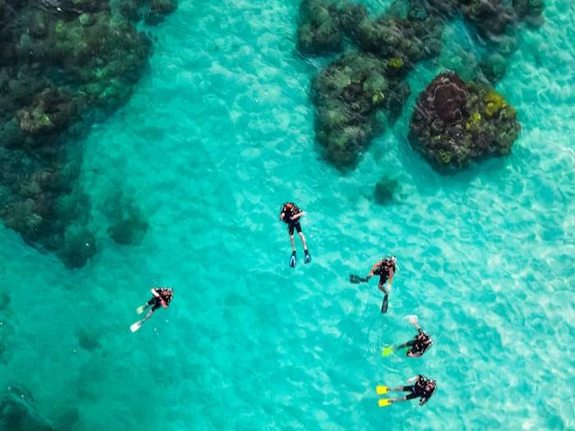 Pantai Tulamben (Foto hanya ilustrasi, bukan tempat sebenarnya). Sumber: unsplash.com/ Nazarizal Mohammad