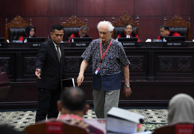 Profesor Filsafat STF Driyarkara Franz Magnis-Suseno berjalan keluar usai menjadi saksi ahli saat sidang lanjutan sengketa hasil pilpres 2024 di Mahkamah Konstitusi, Jakarta, Selasa (2/4/2024). Foto: Akbar Nugroho Gumay/ANTARA FOTO