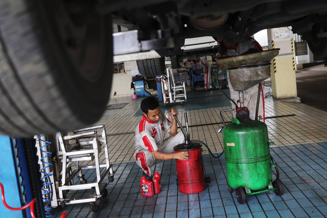 Montir memeriksa kondisi mobil di bengkel Auto2000 Permata Hijau, Kebayoran Lama, Jakarta Selatan, Selasa (2/4/2024). Foto: Jamal Ramadhan/kumparan
