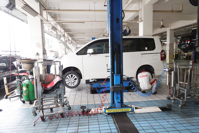 Montir memeriksa kondisi mobil di bengkel Auto2000 Permata Hijau, Kebayoran Lama, Jakarta Selatan, Selasa (2/4/2024). Foto: Jamal Ramadhan/kumparan