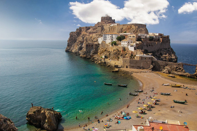 Penon de Velez de la Gomera, perbatasan negara paling pendek di dunia. Foto: Zakariyaa Allaoui/Shutterstock