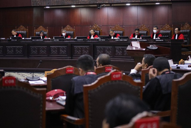 Ketua Mahkamah Konstitusi (MK) Suhartoyo (tengah) memimpin sidang lanjutan sengketa hasil pilpres 2024 di Mahkamah Konstitusi, Jakarta, Selasa (2/4/2024). Foto: Jamal Ramadhan/kumparan
