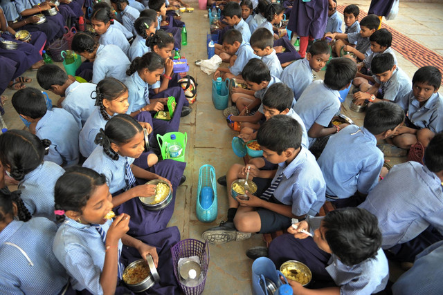 Makan siang gratis di India. Foto: NOAH SEELAM/AFP