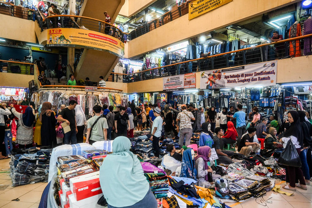 Sejumlah pengunjung memadati Pasar Cipulir, Jakarta, Selasa (2/4/2024). Foto: Rivan Awal Lingga/ANTARA FOTO