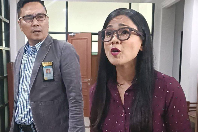 Nirina Zubir hadir sebagai turut tergugat dalam sidang gugatan yang dilayangkan mantan ART ibunya, Riri Khasmita, PTUN Jakarta, Pulo Gebang, Jakarta Timur, Selasa (2/4)  Foto: Giovanni/kumparan