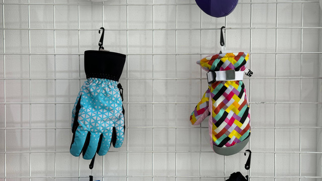 Sarung tangan ski yang diproduksi di Sedayu, Bantul, dan diekspor ke Eropa. Foto: Rochmad Nur Hidayat/Pandangan Jogja