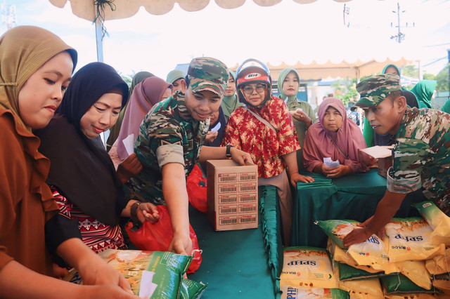 Kodim Mempawah menggelar bazar murah Ramadan. Foto: Dok. Pendim Mempawah